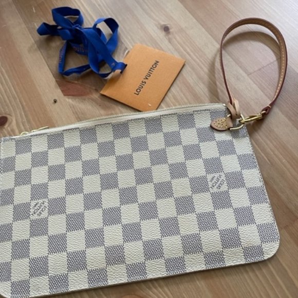 Brand New LV pouch ONLY***sold** - Picture 2 of 16